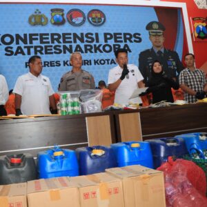 *Polres Kediri Kota Amankan Tersangka Jual Miras Oplosan Es Moni yang Viral di Medsos*