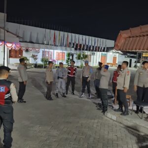 *Polres Situbondo Tingkatkan Patroli dan Penjagaan di Kantor KPU*