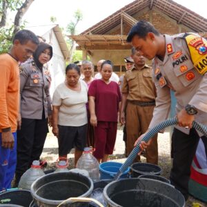 *Droping Air Bersih di Desa Dayakan Polres Ponorogo Akan Bangun Sumur Bor Lagi*