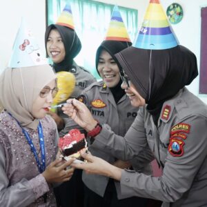 *Peduli Kaum Difabel Polres Probolinggo Tasyakuran Hari Jadi Polwan ke – 76 di SLB Kraksaan*