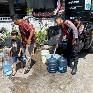 *Polres Lumajang Penuhi Kebutuhan Air Bersih Warga Dampak Kemarau dengan Samapta Berbagi*
