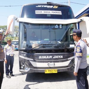 Minimalisir Laka Lantas, Polres Ponorogo Gelar Ramp Check Bus di Terminal Seloaji*