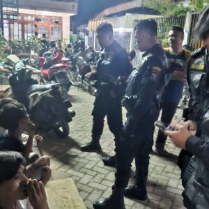 *Polisi dan Warga Amankan Lima Orang Anggota Gengster di Pasar Kembang Surabaya*