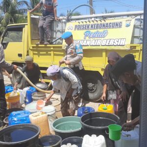 *Polres Pacitan kembali Salurkan Bantuan Air Bersih untuk Warga Desa Klesem*