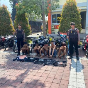 *Polres Gresik Amankan Gerombolan Pemuda Bawa Sajam Diduga Hendak Tawuran*
