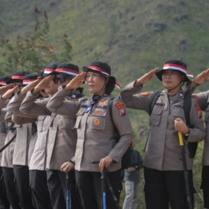 *Hari Jadi ke -76 Polwan Polres Mojokerto Kibarkan Bendera Merah Putih di Puncak Gunung Pundak*