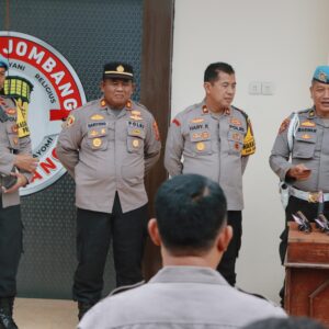 *Sidak gabungan Bidpropam Polda Jatim dan Sipropam Polres Jombang, Periksa Senpi dan Tes Urine Personel Polres Jombang*