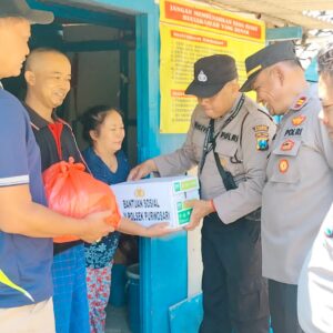 *Melalui Aplikasi Matur Pak Kapolres, Warga Desa Pelem Terima Bantuan Sosial Polres Bojonegoro*