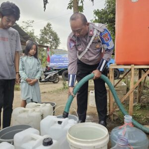 *Peringati Harlantas Bhayangkara ke – 69, Ditlantas Polda Jatim Salurkan Air Bersih untuk Warga Terdampak Kemarau*
