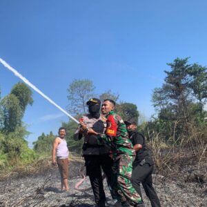 *Sinergitas TNI dan Polri Bersama Warga Bantu Padamkan Kebakaran Lahan di Mojokerto*