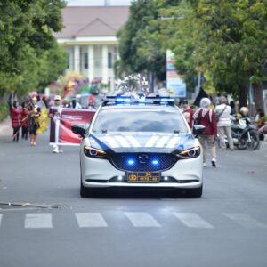 *Polres Situbondo Kawal Kirab Maskot Pilkada 2024*
