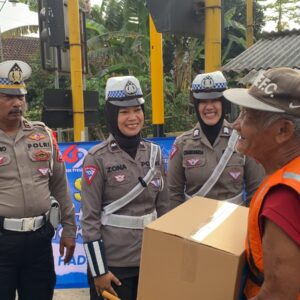 *Peringati Hari Lalu Lintas Bhayangkara, Polres Kota Blitar Berbagi Bantuan Sosial*