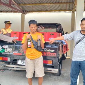 *Polsek Kabuh Jombang Gagalkan Pengiriman Ratusan Botol Miras Berbagai Merk Antar Wilayah*
