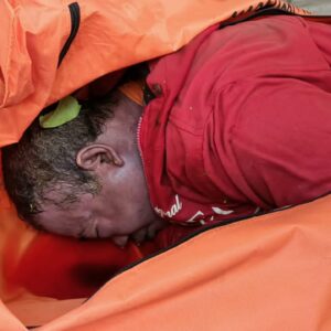*Polisi Bersama Tim SAR, Temukan Korban Bunuh diri Menceburkan ke Sungai Brantas*
