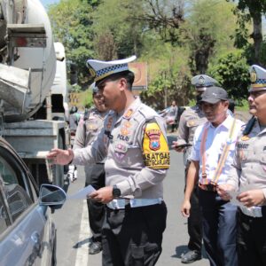 *Polisi Bersama PT KAI Daop 9 Jember Gencar Sosialisasikan Keselamatan di Perlintasan Sebidang*