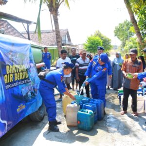 *Polisi Peduli, Ditpolairud Polda Jatim Droping Air Bersih untuk Warga Mantup Lamongan*