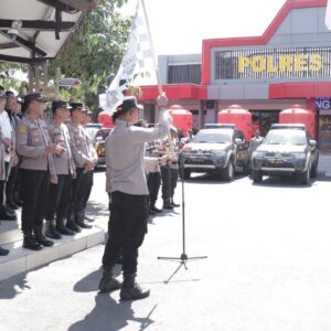 *Serentak, Polres Ponorogo Droping Air Bersih dan Beri Bantuan Tandon di 18 Wilayah*