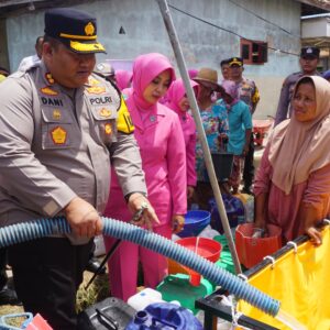 *Polres Pamekasan Kembali Droping Air Bersih Untuk Warga di Dua Kecamatan*