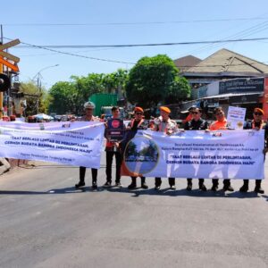 *Harlantas Bhayangkara ke-69, Polres Pelabuhan Tanjungperak Gandeng PT KAI Daop 8 Sosialisasikan Keselamatan di Perlintasan Sebidang*