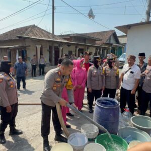 *Polres Pasuruan Distribusikan Bantuan Air Bersih untuk Warga Terdampak Kemarau Panjang*