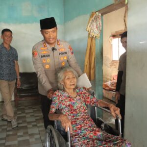 *Senyum Bahagia Mbah Sonten Setelah Mendapatkan Kursi Roda dari Polres Mojokerto*