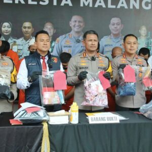 *Polresta Malang Kota Berhasil Amankan Komplotan Pencuri Modus Gembosi Ban Nasabah Bank*