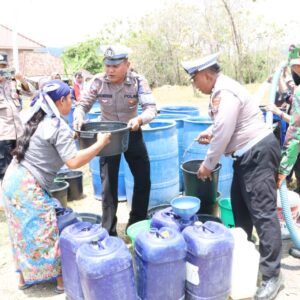 *Gelar Baksos di Harlantas Bhayangkara ke – 69, Polres Bangkalan Droping 10 Tangki Air Bersih di 2 Desa*