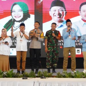 *Polres Ponorogo Fasilitasi Paslon Gelar Deklarasi Damai Pilkada 2024 Nyayikan Lagu Kemesraan*