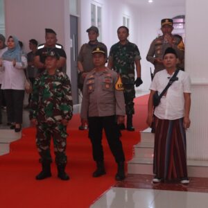 *Ratusan Polisi Lakukan Pengamanan, Penetapan Nomor Urut Paslon Pilkada 2024 di Jember Berjalan Kondusif*