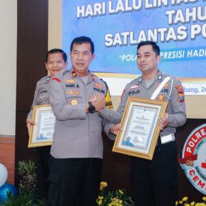 *Gelar Tasyakuran Hari lalu Lintas Bhayangkara ke 69, Polres Jombang Ganjar Penghargaan Anggota Berprestasi*