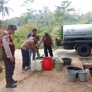 *Polres Jember Kembali Salurkan Bantuan Air Bersih ke Desa Andongrejo*