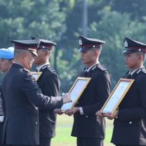 *Upacara Hari Kesaktian Pancasila, Kapolda Jatim Beri Penghargaan Anggota Polri dan PNPP Berprestasi*