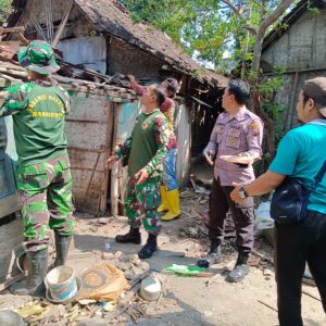 *Sinergitas Polisi Bersama TNI dan Warga Gotong Royong Bedah Rumah Lansia di Bojonegoro*