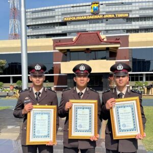*Kapolda Jatim Beri Penghargaan 3 Anggota Polres Pasuruan Kota atas Prestasi di Kejuaraan Karate Kapolri Cup 2024*