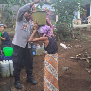 *Polisi Salurkan Air Bersih Untuk Warga Kedungjajang Lumajang*