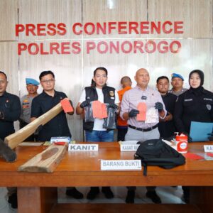 *Polres Ponorogo Berhasil Ungkap Ilegal Logging, Tersangka dan Ratusan Batang Kayu Hutan Diamankan*