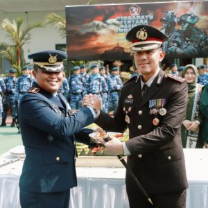 *Beri Kejutan Kado Nasi Tumpeng di HUT TNI ke 79, Bentuk Solidaritas dan Soliditas TNI-Polri di Jombang*