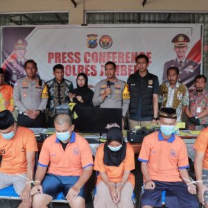 *Polres Jember Berhasil Ungkap Pemalsuan Dokumen Lintas Provinsi, Lima Pelaku Diamankan*