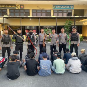 *Harkamtibmas Polres Pelabuhan Tanjungperak Amankan 14 Anggota Komplotan Gangster di Tambak Wedi*