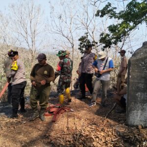 *Polisi bersama Tim Gabungan dan Relawan Berhasil padamkan Kebakaran Hutan di Lumajang*