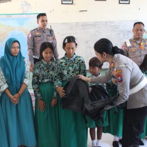 *Ops Zebra Semeru 2024, Polresta Sidoarjo Beri Edukasi Pelajar dan Bansos untuk Warga Kepetingan*