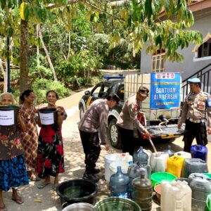 *Tak Hanya Distribusikan Air Bersih, Patroli Genthong Polisi Juga Berbagi Ember Gratis di Trenggalek*