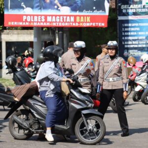 *Aksi Humanis Polres Magetan di Operasi Zebra Semeru 2024, Berbagi Coklat Hingga Bunga untuk Pengendara*