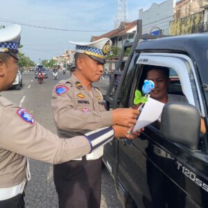 *Operasi Zebra Semeru 2024 di Ponorogo, Pengendara Tertib Dapat Reward*