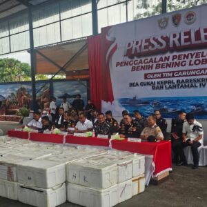 *DIRKRIMSUS POLDA KEPRI HADIRI KEGIATAN KONFERENSI PERS PENYELUDUPAN BENIH BENING LOBSTER SEBANYAK 237.305 BENIH BENING LOBSTER SENILAI 23,6 MILIAR RUPIAH*