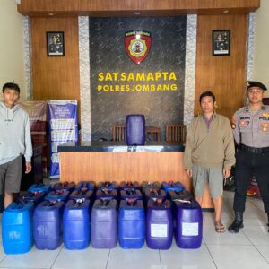 *Polisi di Jombang Gagalkan Pengiriman 22 Jerigen Tuak Asal Tuban *