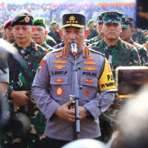 Kapolri Pastikan Siap Amankan dan Kawal Rute Pelantikan Presiden   Radarposnusantara.id — Polres Jombang Polda Jatim,  Kapolri Jenderal Listyo Sigit Prabowo menyatakan kesiapan dalam pengamanan dan pengawalan rute lalu lintas pelantikan Prabowo Subianto-Gibran Rakabuming Raka sebagai Presiden dan Wakil Presiden 2024-2029 pada 20 Oktober nanti.  Hal itu dikatakan Kapolri didampingi Panglima TNI Jenderal Agus Subianto usai Apel Gelar Pasukan Pengamanan VVIP Pelantikan Presiden dan Wakil Presiden di Monas, Jakarta, Jumat (18/10/2024). Jenderal Sigit berujar, pihaknya sudah mengamankan rute-rute yang dilalui oleh kendaraan VVIP menuju Gedung DPR/MPR dan juga sebaliknya. Ia mengatakan ada informasi masyarakat akan ikut menyambut di sejumlah titik   “Apalagi kita mendapat informasi bahwa menjelang titik keberangkatan dari masing-masing, menuju DPR/MPR dan sebaliknya nanti akan dihadiri masyarakat yang tentunya ingin menyambut kehadiran presiden lama dan baru, tentunya menjadi perhatian kita semua,” kata Kapolri.  Kapolri juga mengimbau kepada masyarakat yang ingin melakukan penyambutan untuk tertib. Polri sambungnya, sudah melakukan antisipasi-antisipasi bilamana terjadi gangguan-gangguan. Selain ada yang masyarakat yang mendoakan juga sudah memantau ada kelompok-kelomook yang melaksanakan kegiatan aksi.  “Kami dengan Panglima ini akan terus bekerja untuk memitigasi, meminimalisir dan juga terkait dengan rencana pelantikan. Ini tentunya kita pun juga mengamankan rute rekayasa lalulintas ,” ucapnya.  Ia menambahkan bahwa dalam pengamanan pelantikan Presiden dan Wakil Presiden, Polri  menurunkan 15.224 personil. Belasan ribu personil dan berbagai satuan fungsi ini telah dibagi menjadi 8 satgas. Ia menyebut bahwa sebagai besar tengah melaksanakan tugas masing-masing dalam pengamanan pelantikan yang berlangsung lusa nanti.  Pada kesempatan yang sama, Panglima TNI mengatakan bahwa TNI menurunkan 100 ribu personil. Pihaknya juga sudah memitigasi potensi-potensi gangguan yang mungkin terjadi.  “Ya kita mitigasi terus terkait ancaman dengan berkoordinasi dengan Polri dan satuan intelijen yang ada di wilayah terutama khususnya Jakarta,” ujarnya.  Ia menerangkan bahwa untuk pengamanan VVIP untuk ring 1 dari Paspampres lengkap dengan sniper dan juga antidirone dan untuk ring 2 dan 3 oleh pasukan TNI-Polri. (seco)