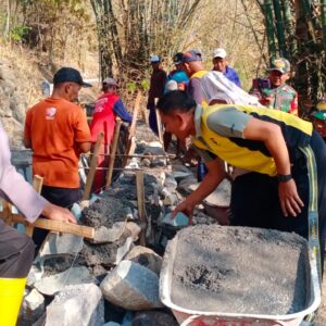 *Sinergitas Polres Ponorogo bersama TNI dan Warga Bersihkan Lingkungan Cegah Banjir*
