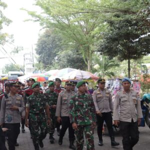 *Personel Gabungan Polres Sampang dan TNI Gelar KRYD Jaga Kondusifitas Tahapan Pilkada 2024*