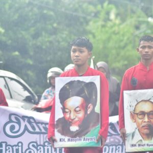 Kirab Hari Santri MWCNU Diwek Jombang Diguyur Hujan Deras, Jalan Kaki ke Tebuireng Tetap Semangat Dan Meriah